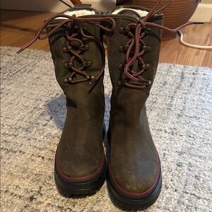 Timberland olive green and raspberry snow boots. Never worn!